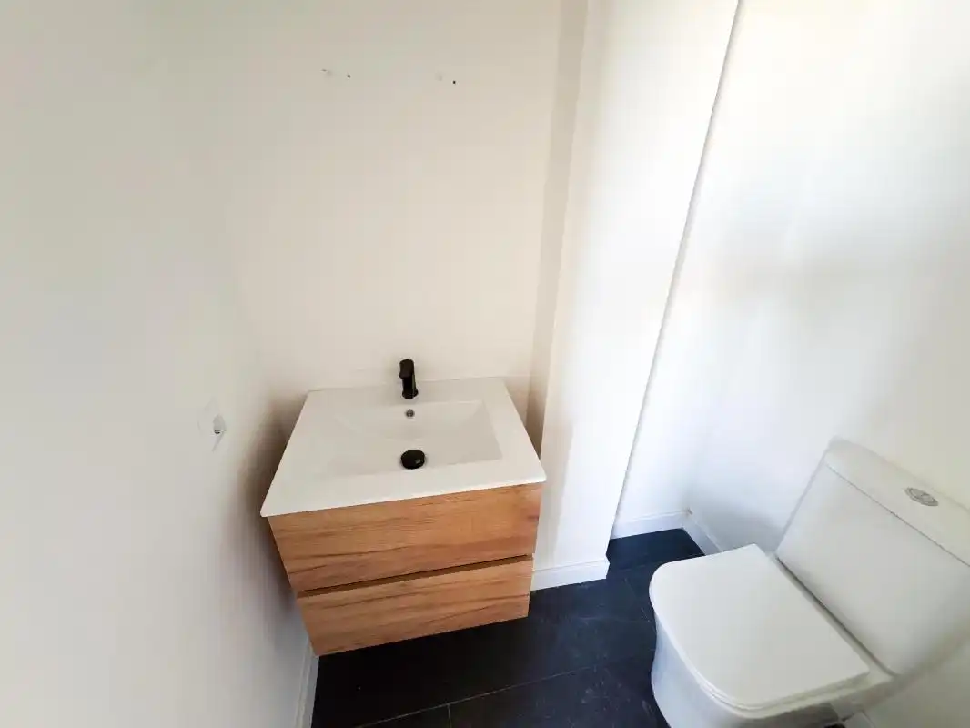 Badezimmer von Dachboden zum Verkauf in Alberic mit Klimaanlage, Heizung und Terrasse