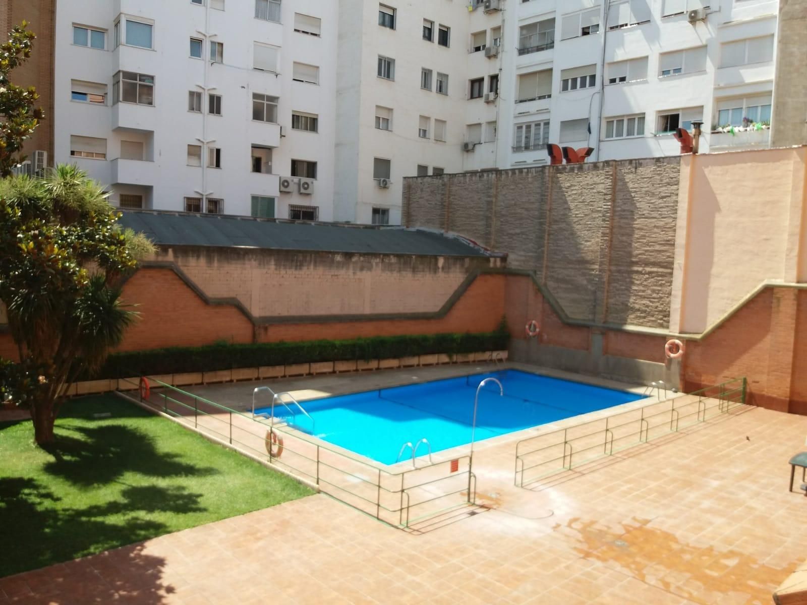 Piscina de Pis de lloguer en  Zaragoza Capital amb Calefacció, Jardí privat i Parquet