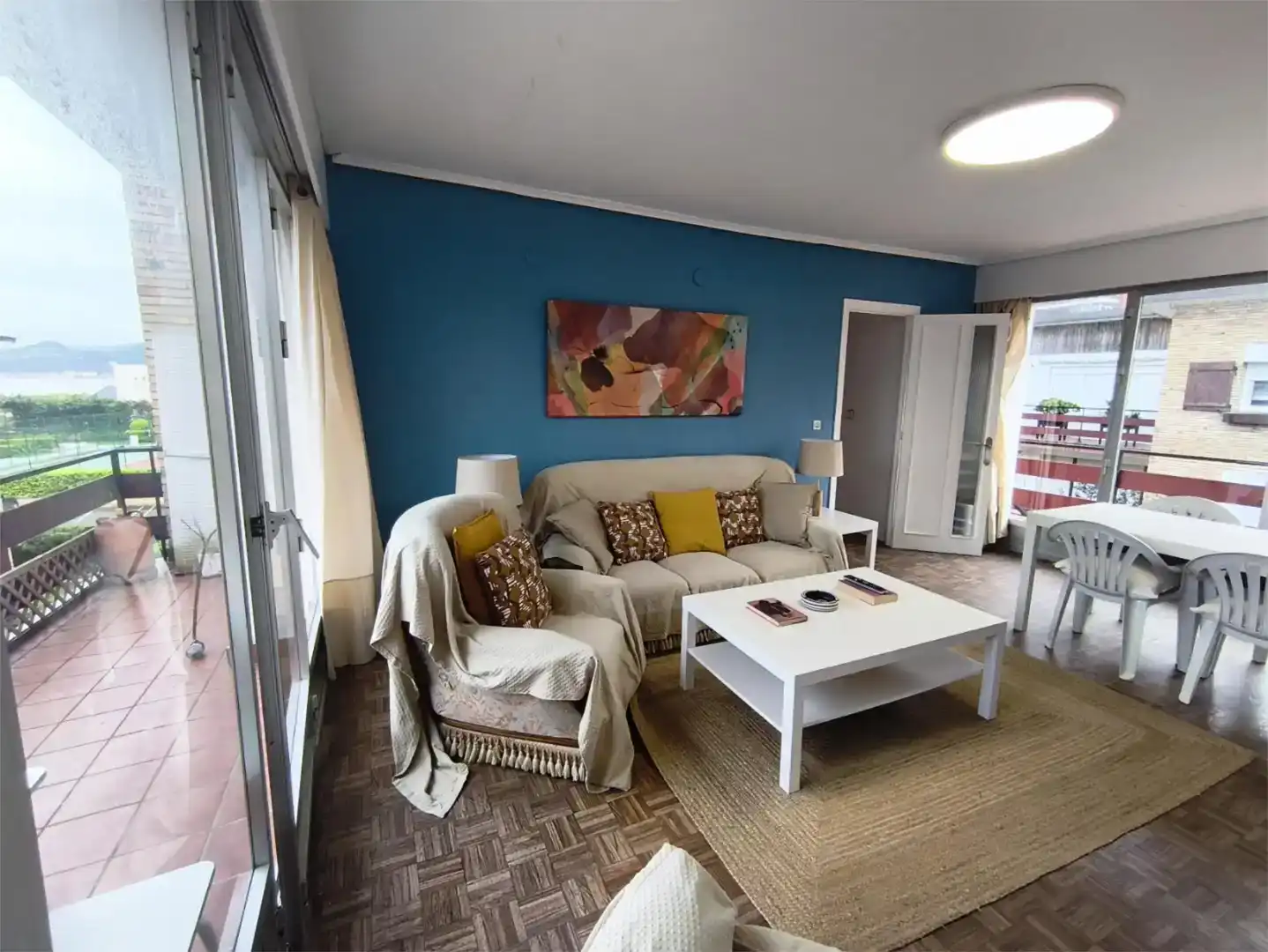 Sala d'estar de Àtic en venda en Laredo amb Parquet i Moblat