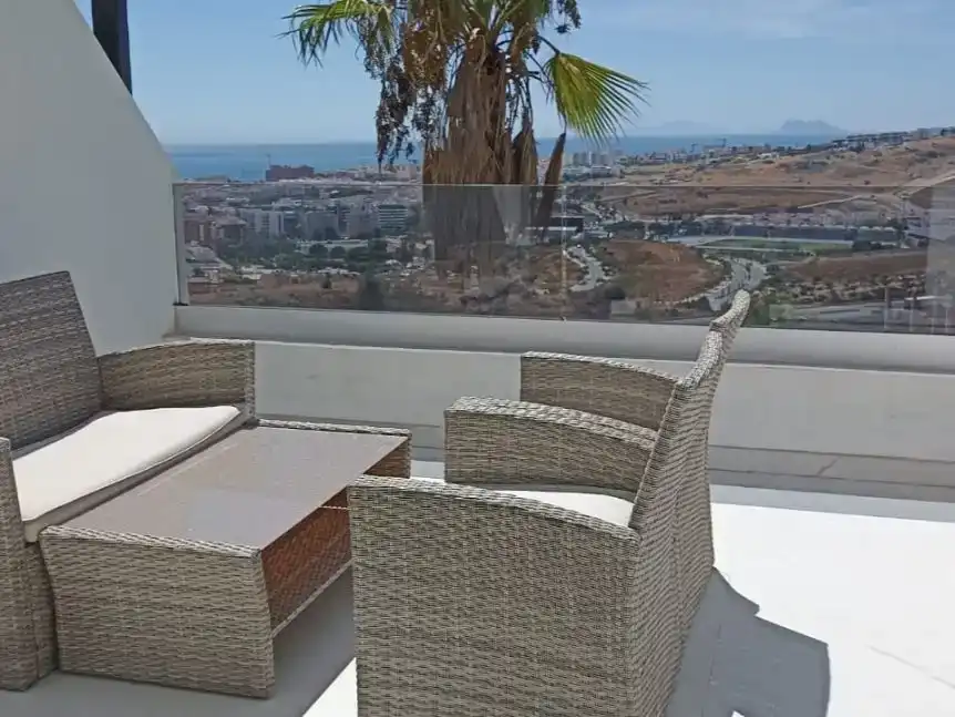 Terrasse von Wohnung zur Miete in Estepona mit Klimaanlage, Privatgarten und Schwimmbad