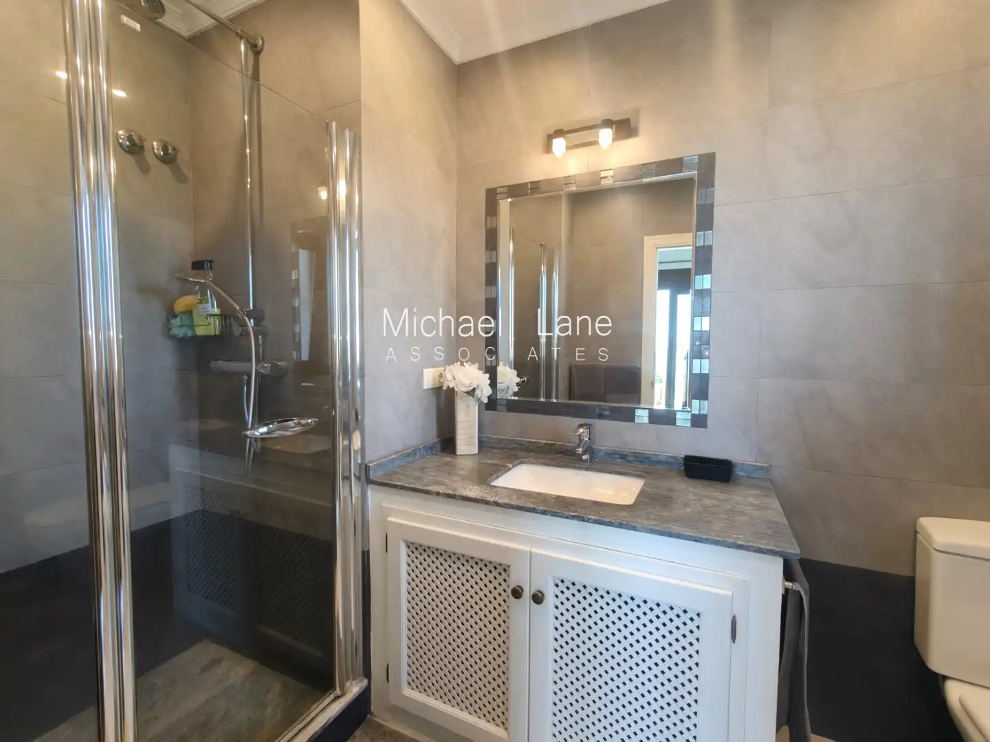 Bathroom of Houses for sale in Sotogrande  with Air Conditioner, Heating and Private garden
