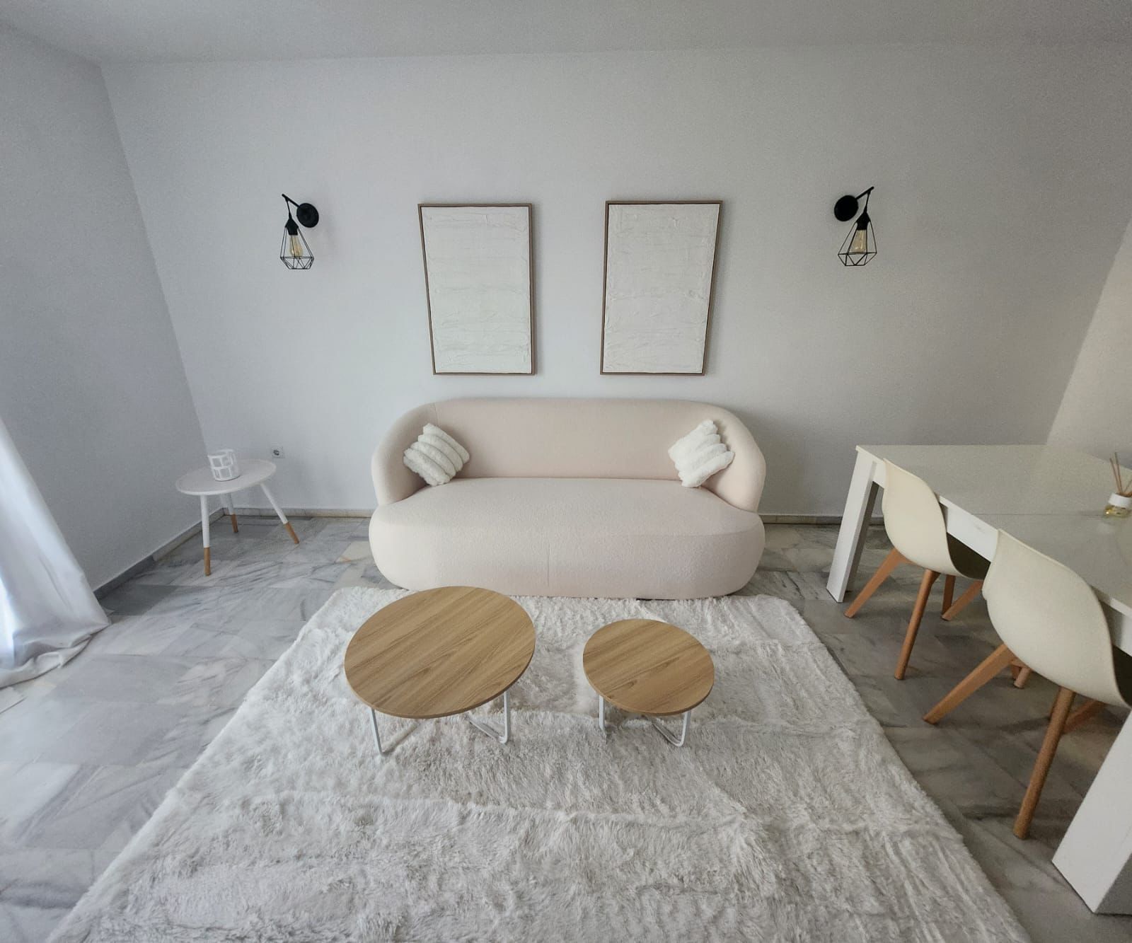 Sala d'estar de Àtic de lloguer en Estepona amb Aire condicionat, Moblat i Es permeten mascotes