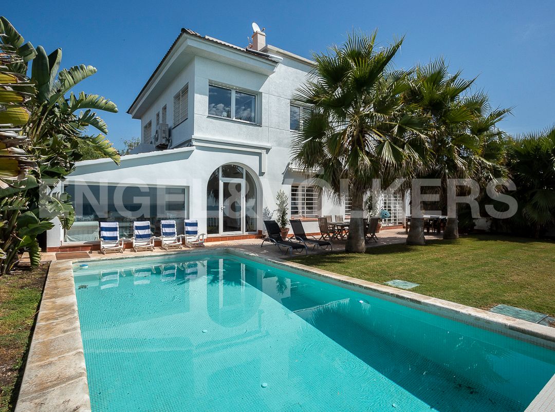 Exterior view of House or chalet for sale in Vilanova i la Geltrú  with Heating, Private garden and Swimming Pool