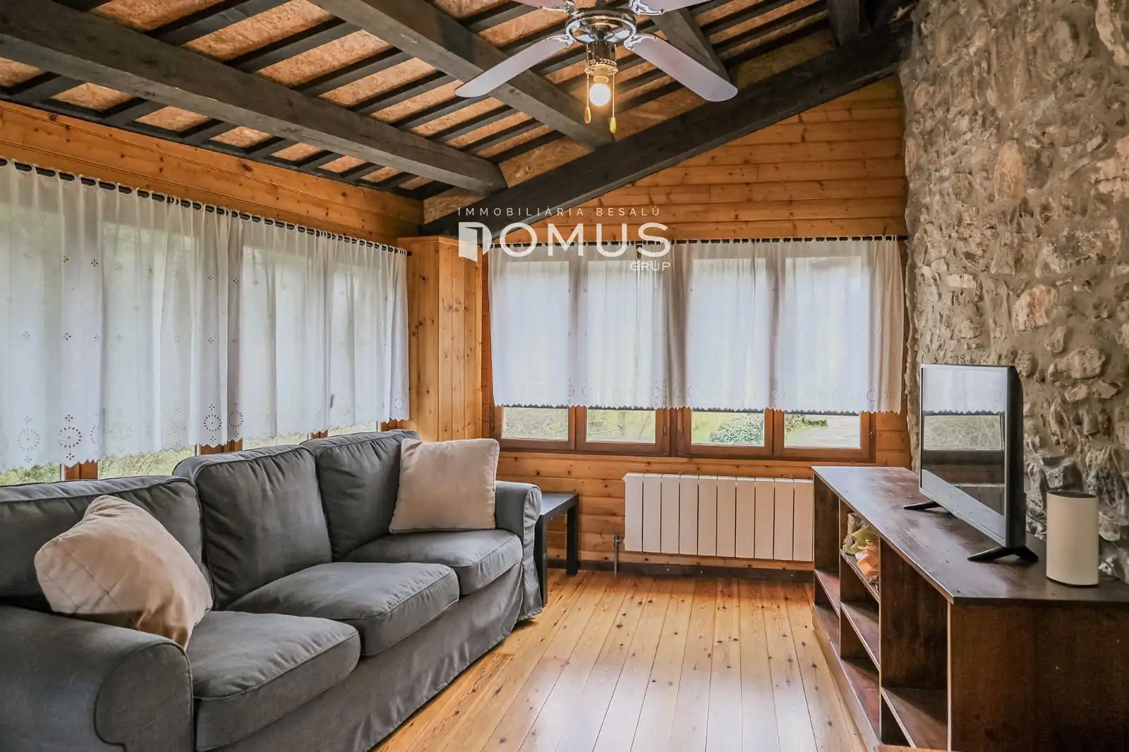 Sala de estar de Finca rústica en venta en Santa Pau con Calefacción, Parquet y Piscina