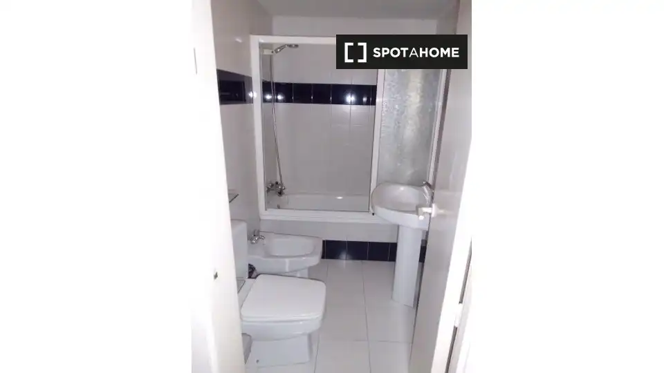 Bathroom of Flat for rent in Alcalá de Henares  with Air Conditioner, Heating and Furnished
