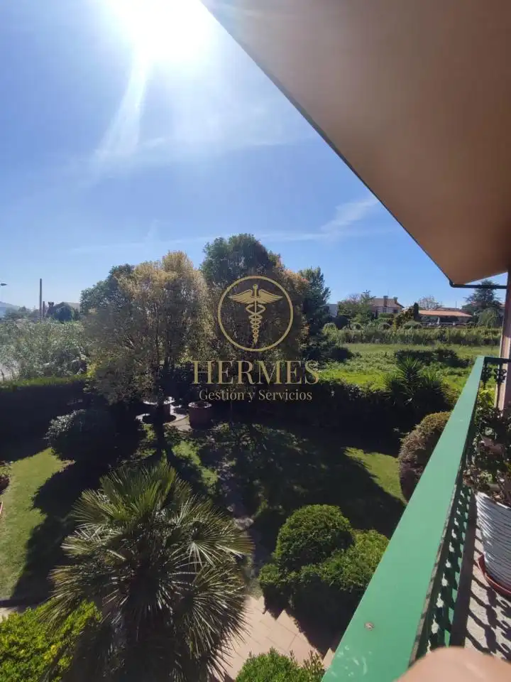Vista exterior de Casa o xalet en venda en Nigrán amb Calefacció, Jardí privat i Terrassa