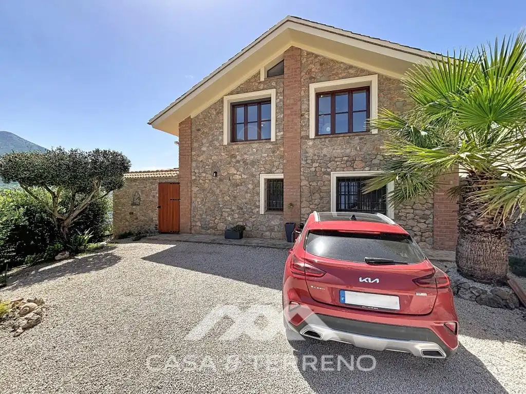 Vista exterior de Casa o xalet en venda en Alcaucín amb Aire condicionat, Terrassa i Piscina