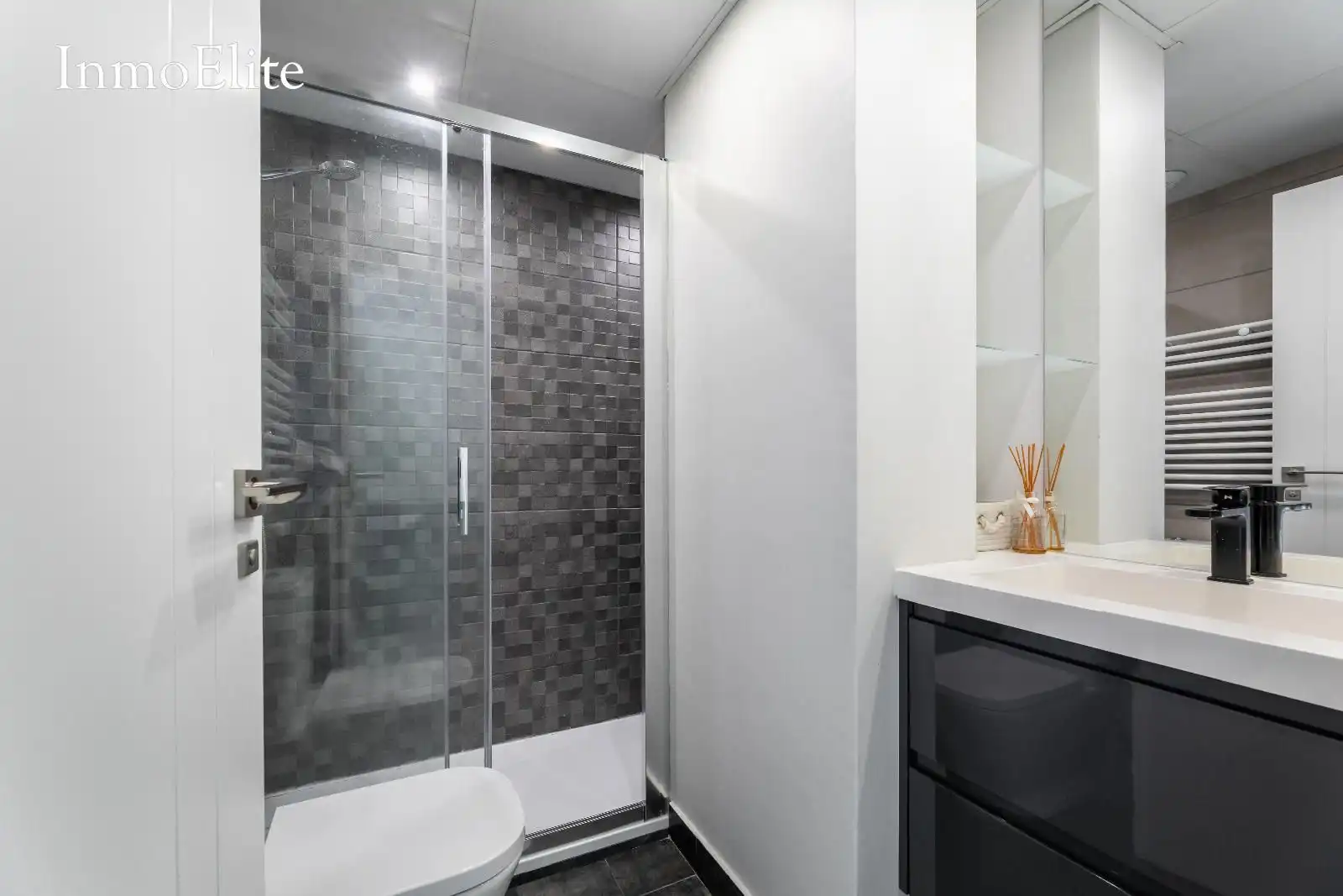 Badezimmer von Dachboden zum Verkauf in Majadahonda mit Klimaanlage, Heizung und Parkett