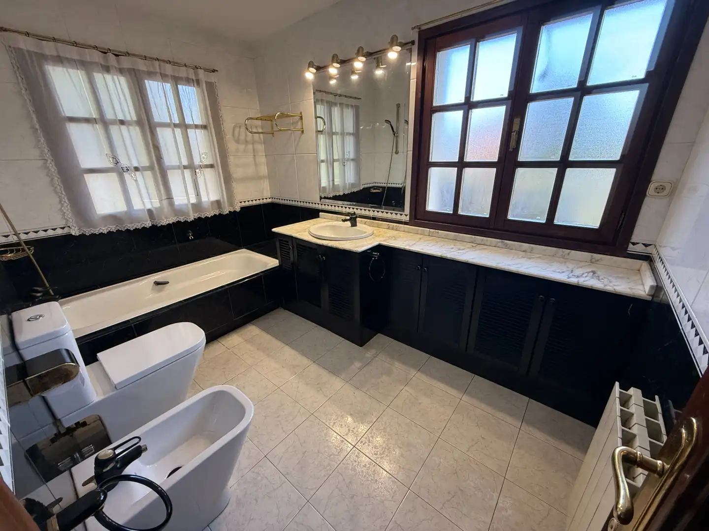 Badezimmer von Haus oder Chalet zum Verkauf in Gijón  mit Heizung, Privatgarten und Parkett