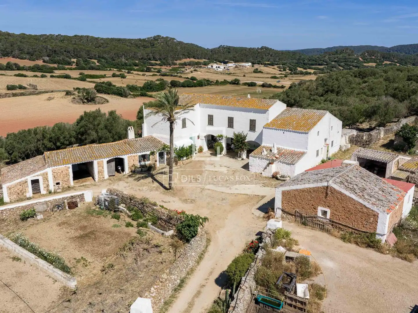 Vista exterior de Finca rústica en venda en Ciutadella de Menorca amb Jardí privat i Traster