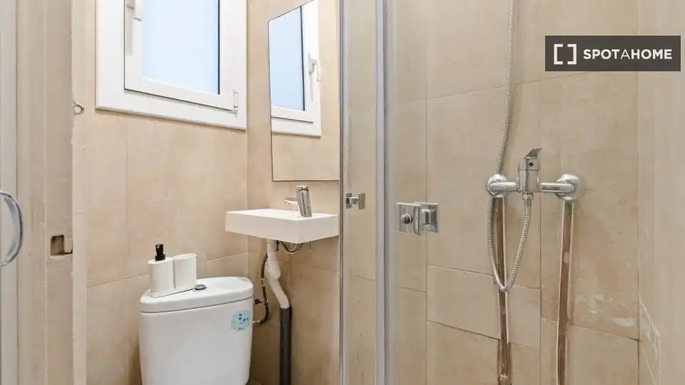 Baño de Piso para compartir en Barcelona con Aire acondicionado, Calefacción y Terraza