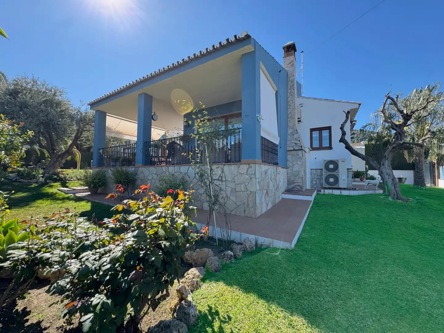 Vista exterior de Casa o xalet en venda en Alhaurín de la Torre amb Aire condicionat, Calefacció i Jardí privat