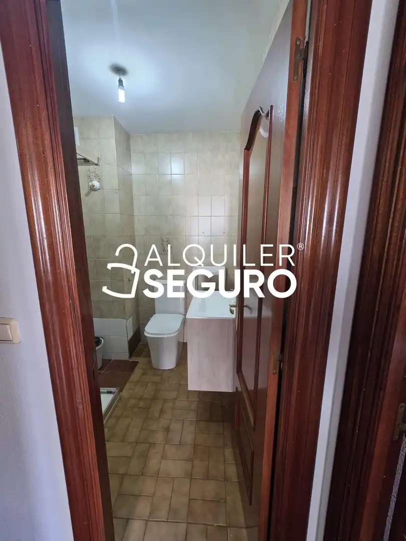 Baño de Piso de alquiler en Burgos con Calefacción, Terraza y Amueblado