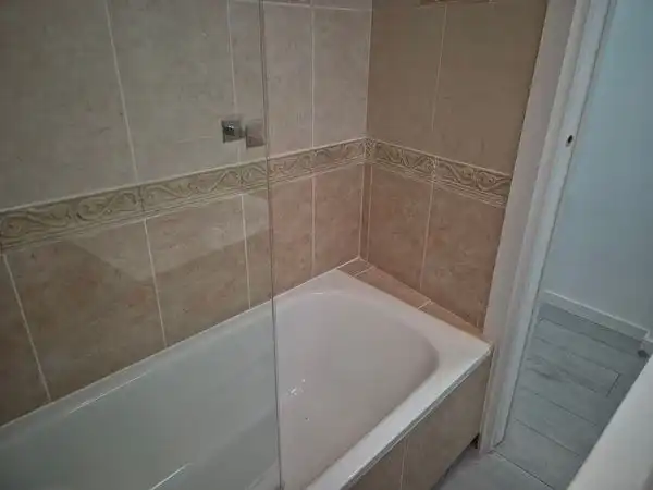 Badezimmer von Wohnung zur Miete in Madrid mit Klimaanlage, Heizung und Ofen