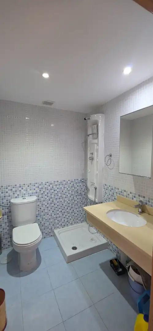 Badezimmer von Haus oder Chalet zum Verkauf in Ugena mit Klimaanlage, Heizung und Privatgarten