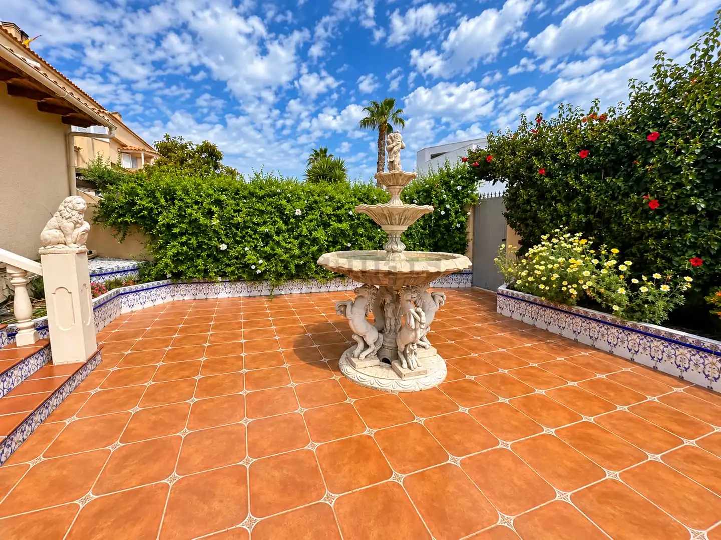 Terraced house with terrace for sale in Calle Versalles 7, imagen 2