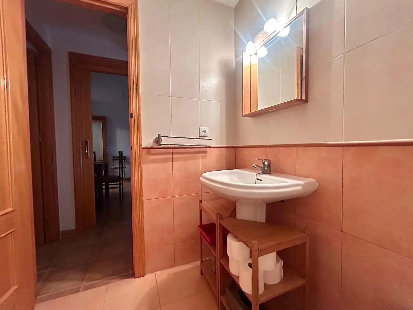 Baño de Piso en venta en Roquetas de Mar con Terraza, Amueblado y Piscina comunitaria