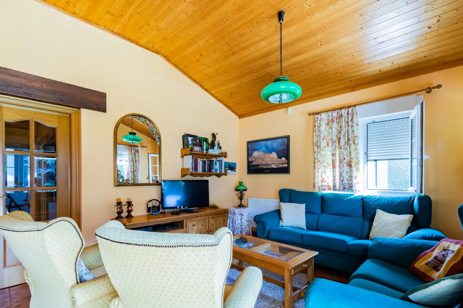 Sala de estar de Casa o chalet en venta en Ayegui / Aiegi con Calefacción, Trastero y Piscina
