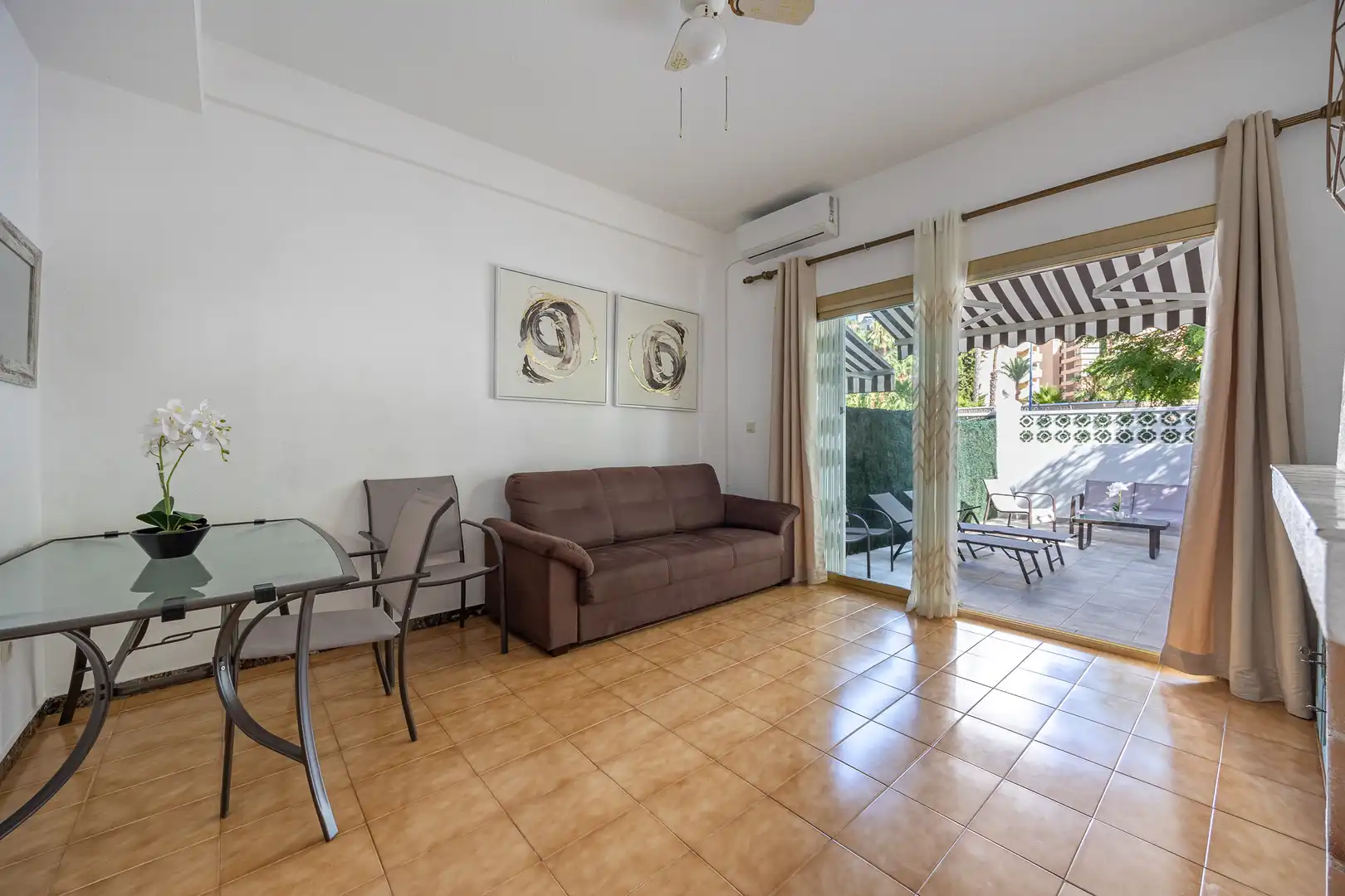 Sala d'estar de Casa adosada en venda en Benidorm amb Piscina, Moblat i Piscina comunitària