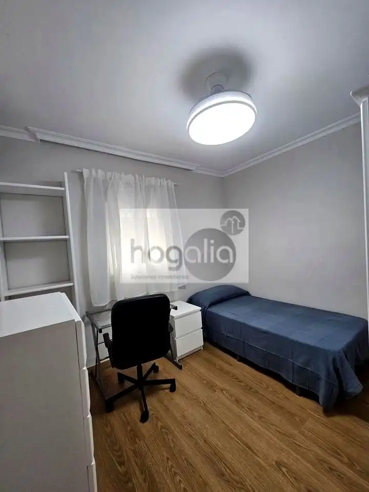 Bedroom of Flat for rent in Sevilla  with Air Conditioner, Terrace and Furnished