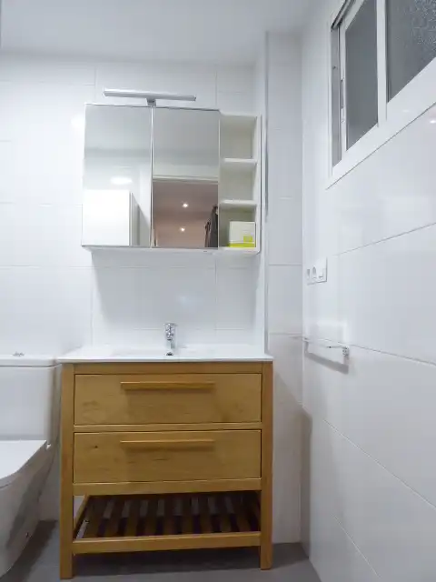 Badezimmer von Wohnung zur Miete in Málaga mit Klimaanlage, Abstellraum und Möbliert
