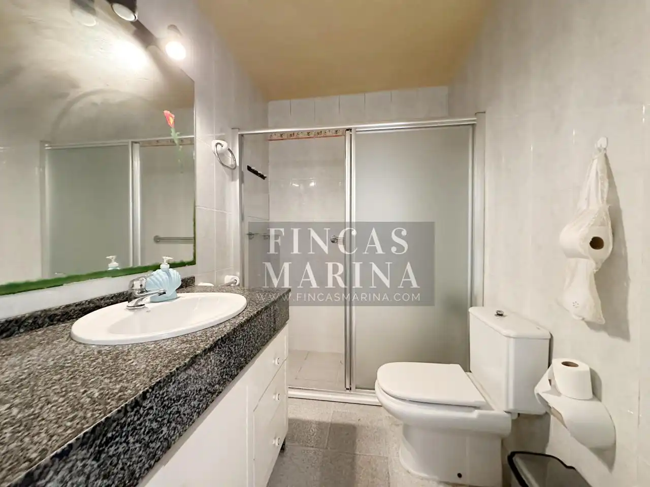 Badezimmer von Erdgeschoss zum Verkauf in Gavà mit Klimaanlage, Heizung und Terrasse