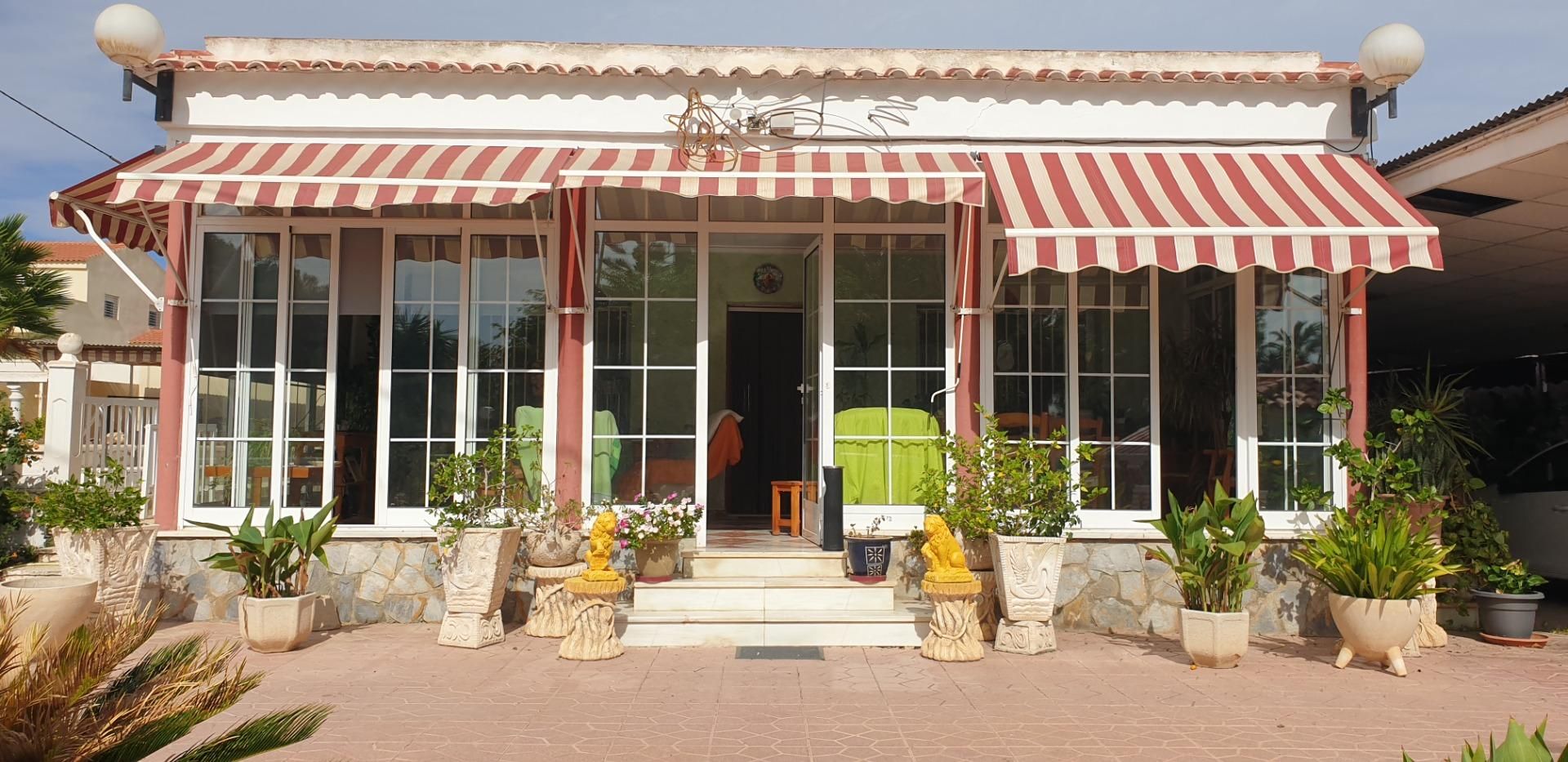 Vista exterior de Casa o chalet en venta en Elche / Elx con Jardín privado, Terraza y Piscina