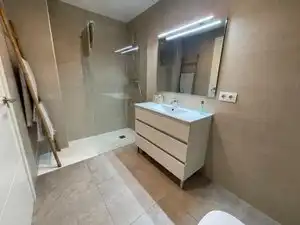 Baño de Piso en venta en Vic con Calefacción, Trastero y Balcón