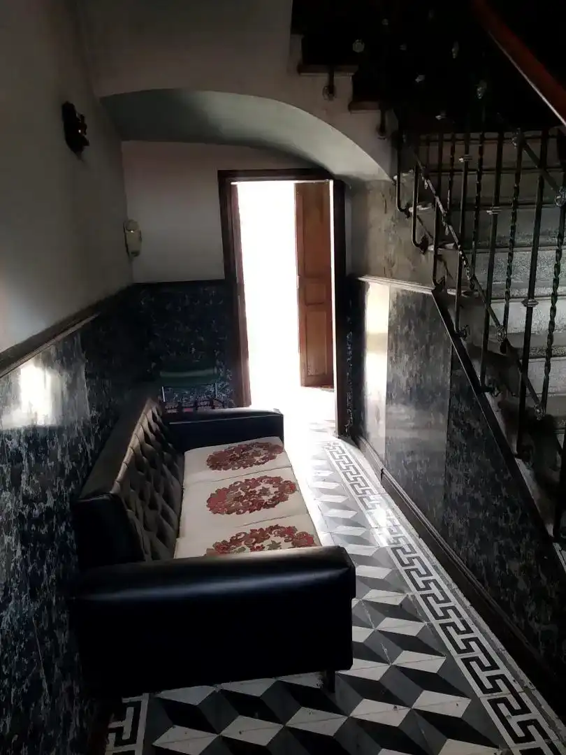 Sala d'estar de Casa adosada en venda en Cármenes amb Balcó