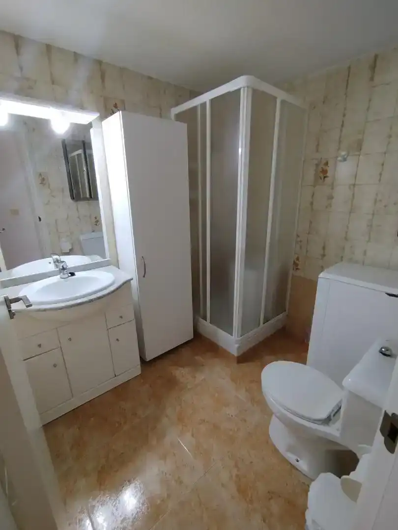 Badezimmer von Erdgeschoss zur Miete in La Manga del Mar Menor mit Klimaanlage, Möbliert und Ofen
