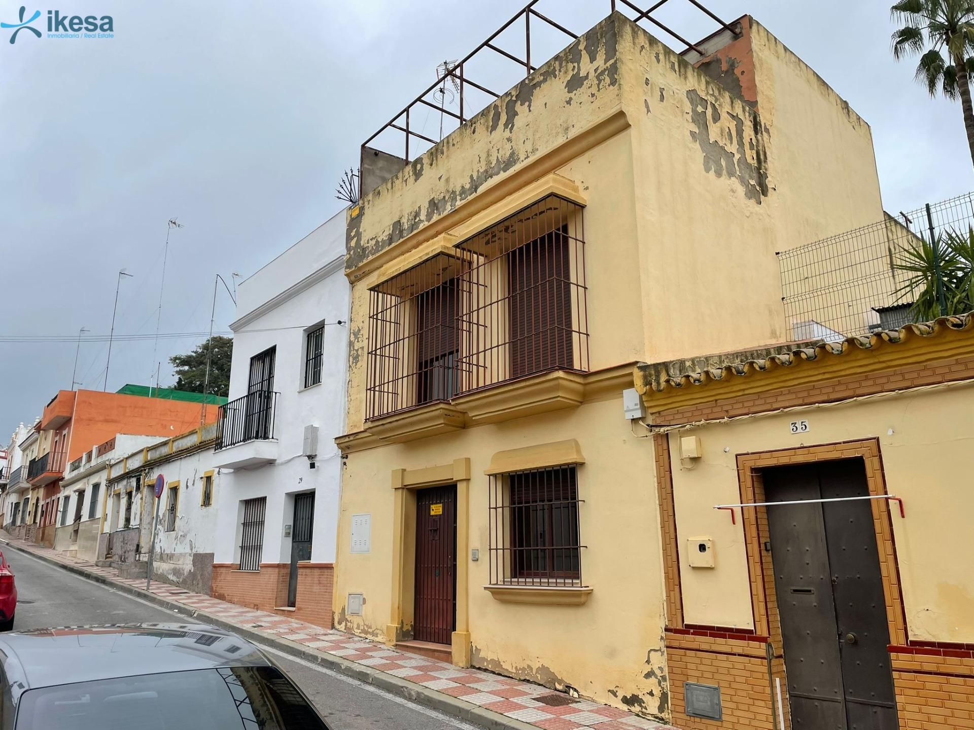 Vista exterior de Casa adosada en venda en Tomares amb Terrassa i Balcó