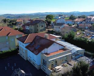 Vista exterior de Casa o xalet en venda en San Vicente de la Barquera amb Aire condicionat, Calefacció i Jardí privat