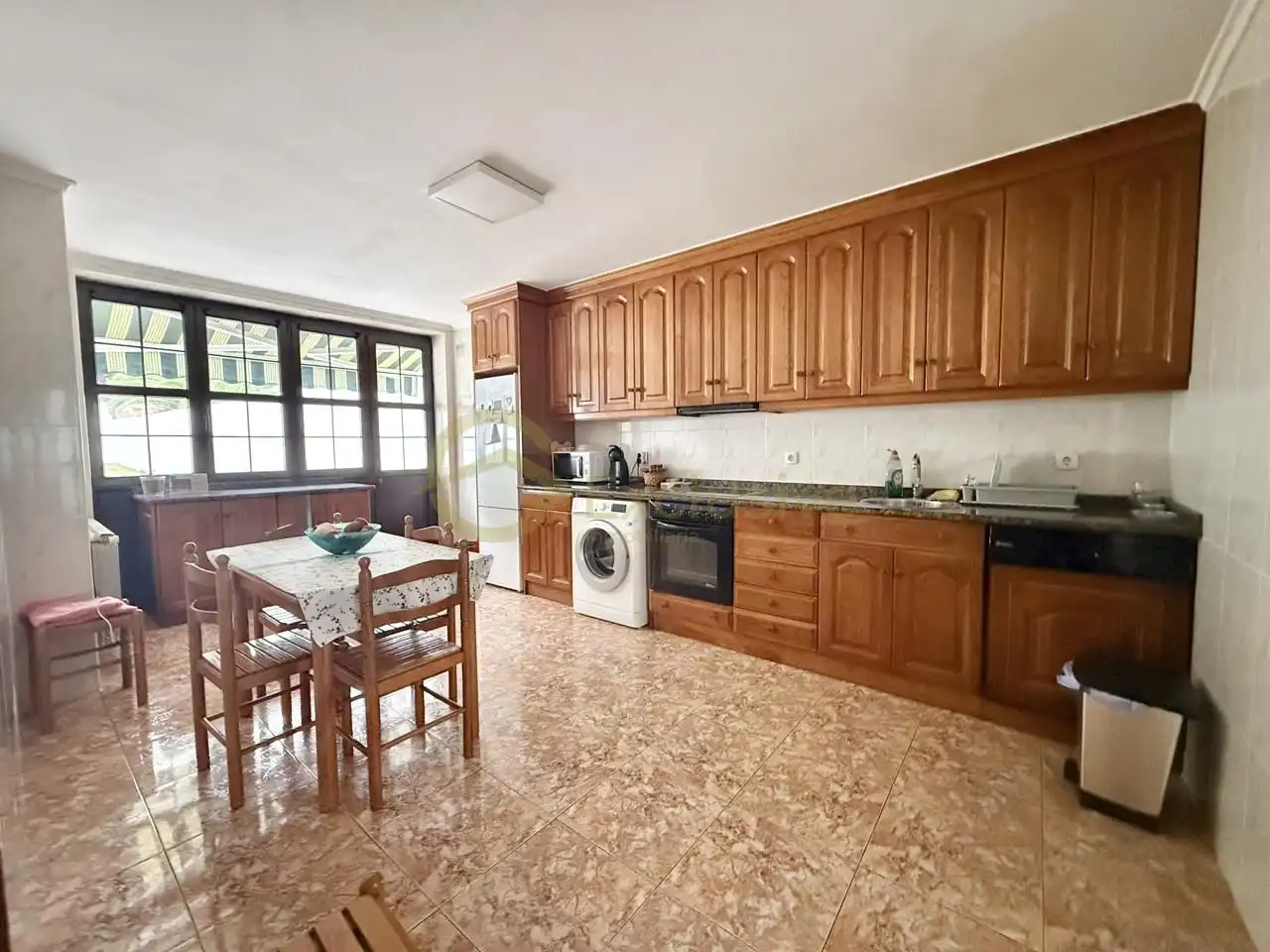 Cuina de Casa adosada en venda en Avilés amb Calefacció, Jardí privat i Terrassa