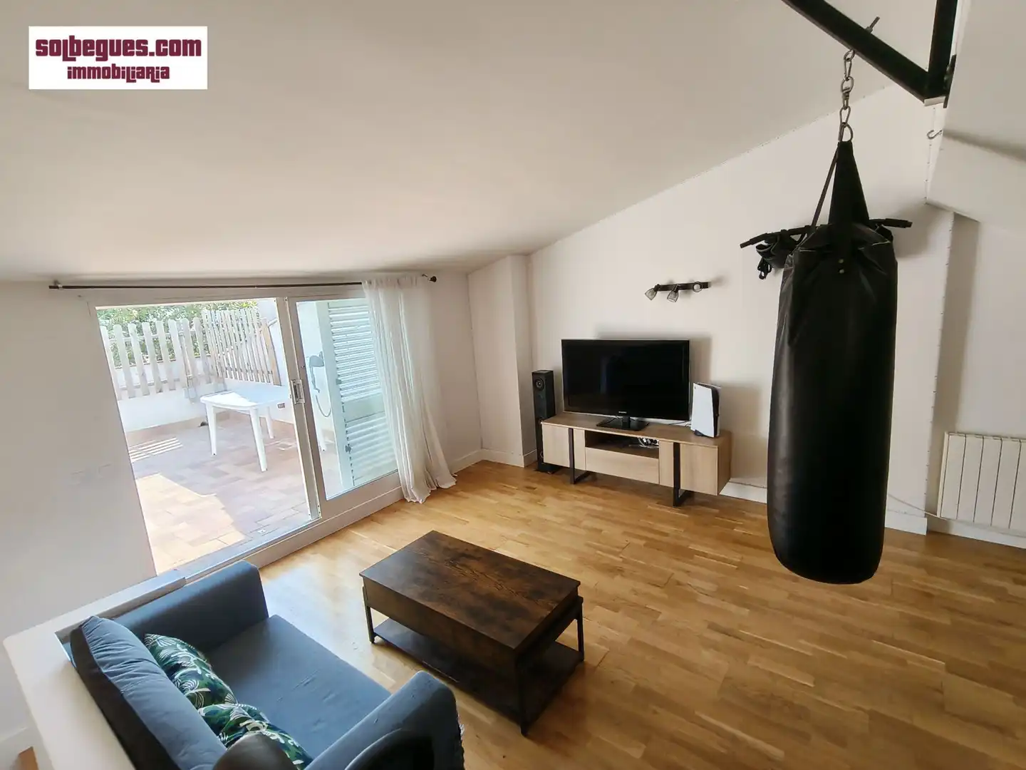 Sala d'estar de Casa adosada en venda en Begues amb Aire condicionat, Calefacció i Jardí privat