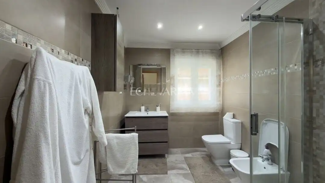 Baño de Casa o chalet en venta en Castro-Urdiales con Calefacción, Jardín privado y Terraza