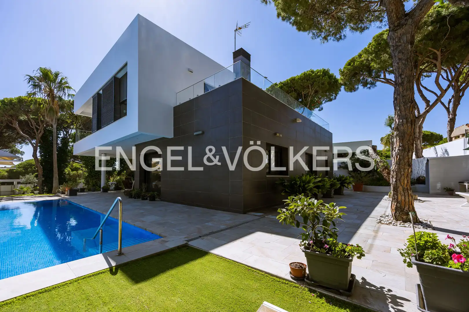 Vista exterior de Casa o xalet en venda en Chiclana de la Frontera amb Aire condicionat, Calefacció i Jardí privat