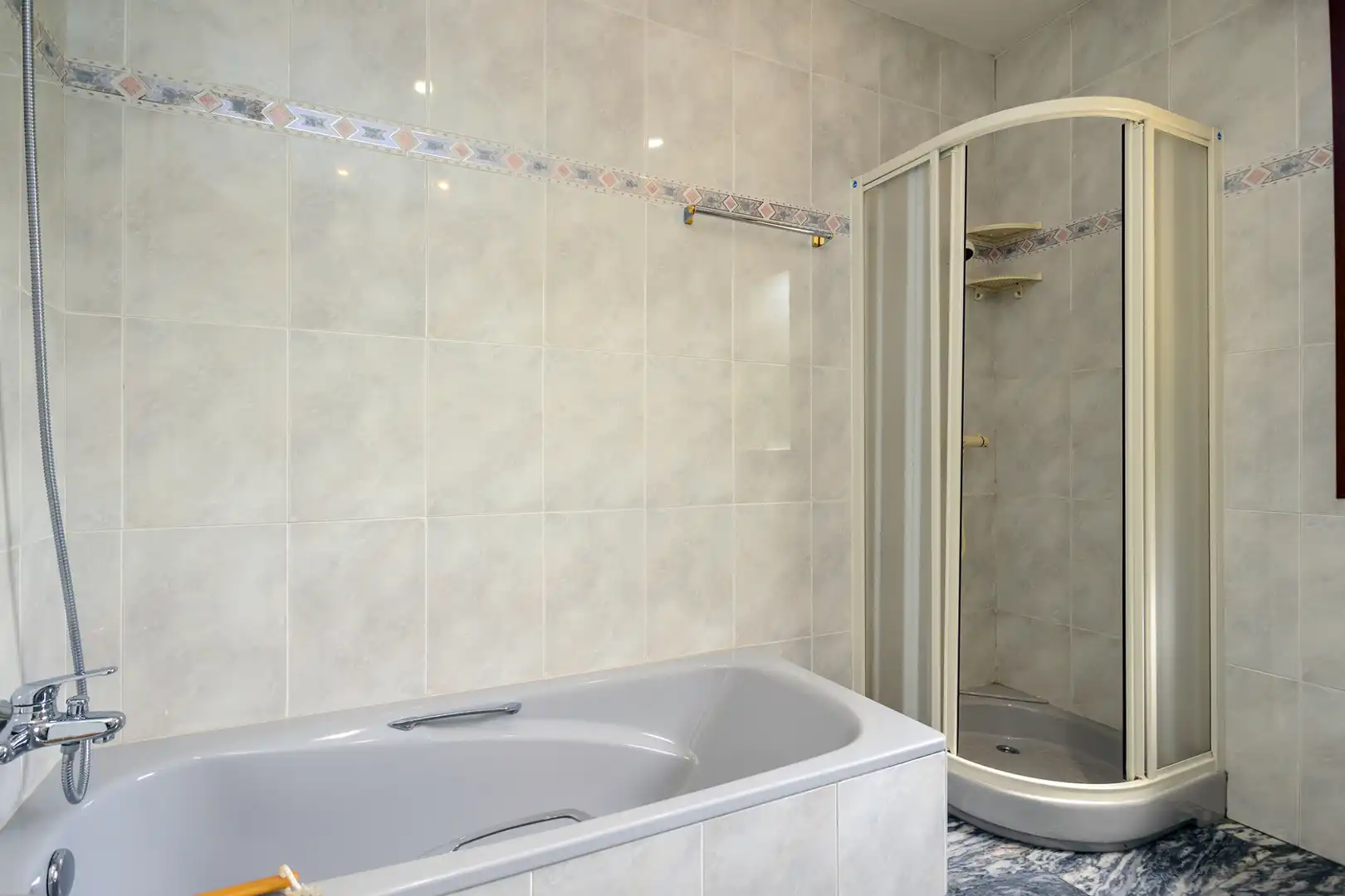 Baño de Casa o chalet en venta en Oviedo  con Calefacción, Jardín privado y Parquet
