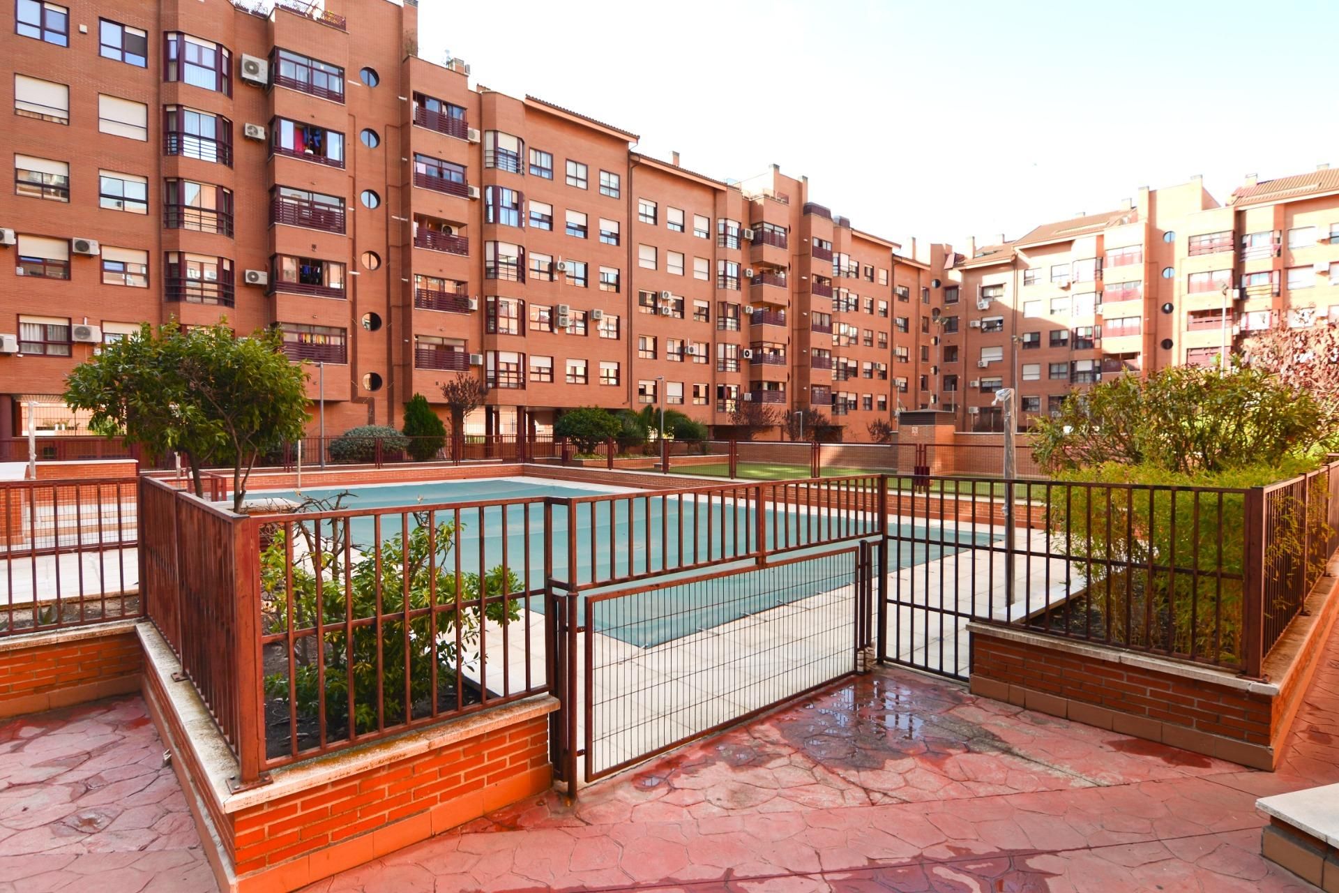 Swimming pool of Flat for sale in Alcorcón  with Heating, Parquet flooring and Storage room