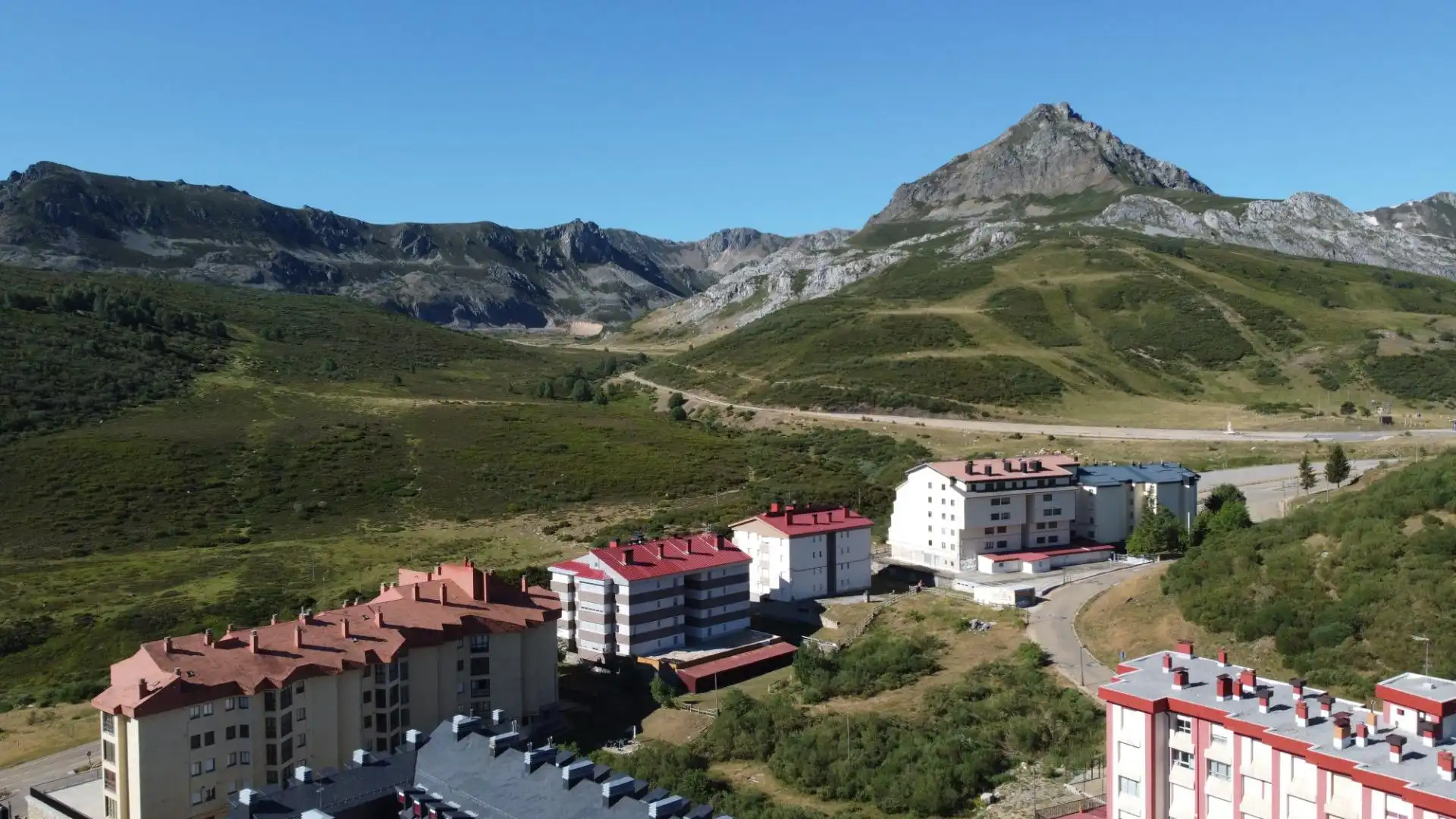 Vista exterior de Ático en venta en Puebla de Lillo con Calefacción, Trastero y Amueblado