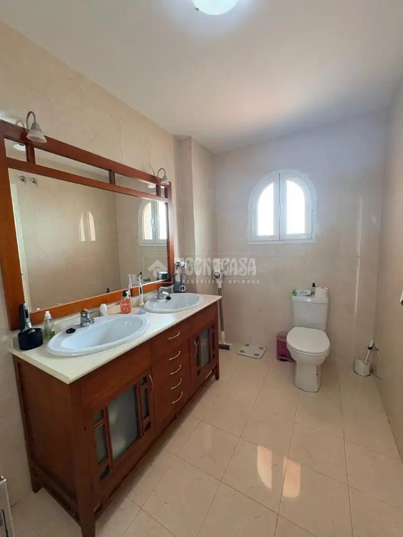 Baño de Piso en venta en Manilva con Aire acondicionado, Terraza y Piscina comunitaria