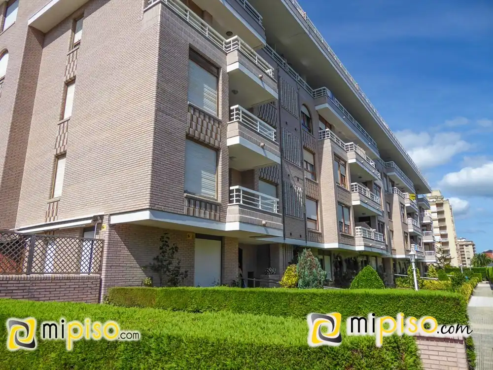 Vista exterior de Pis de lloguer en Laredo amb Calefacció, Terrassa i Piscina