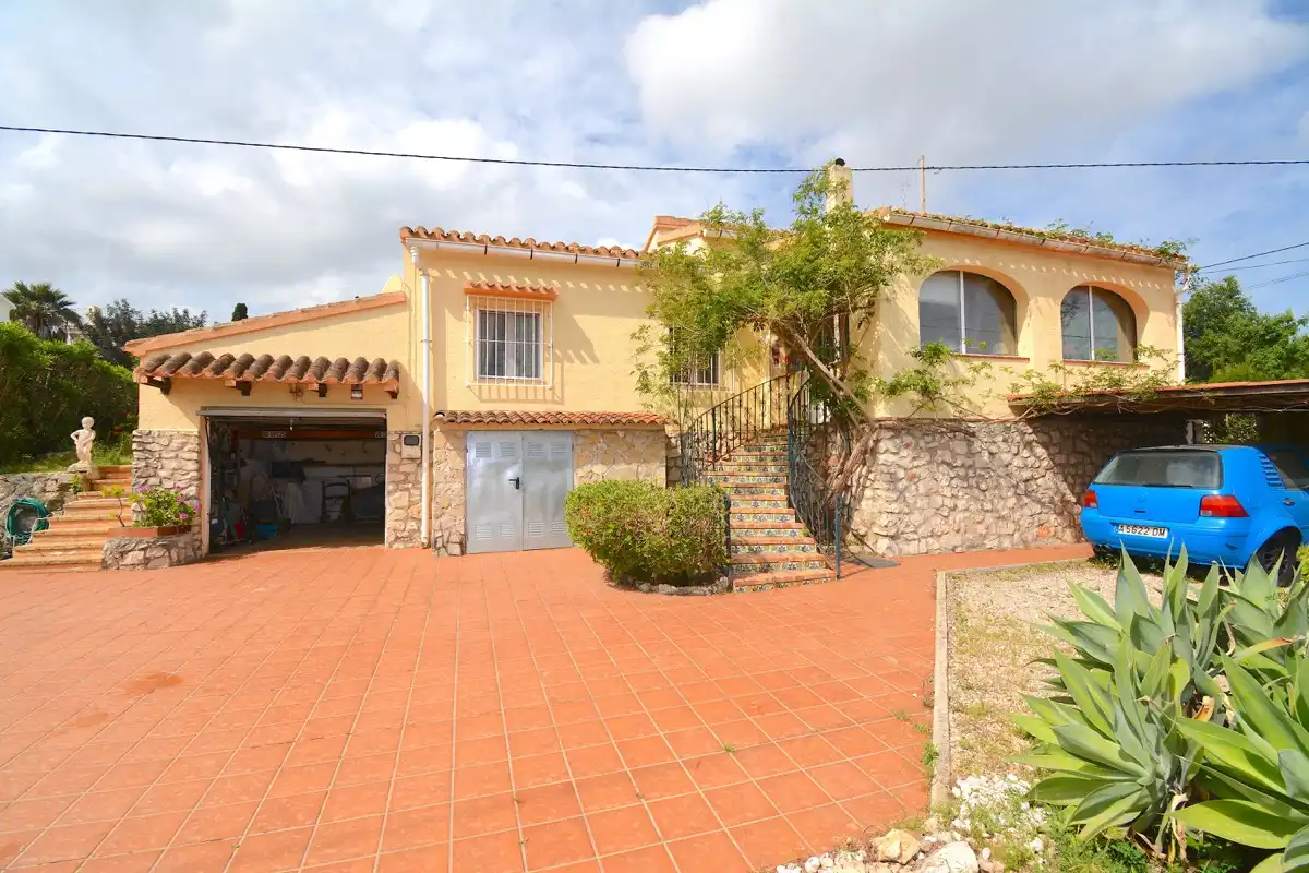 Außenansicht von Haus oder Chalet zum Verkauf in Dénia mit Klimaanlage, Heizung und Privatgarten