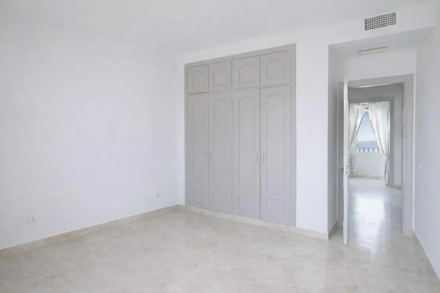 Dormitori de Apartament en venda en Estepona amb Aire condicionat, Calefacció i Jardí privat