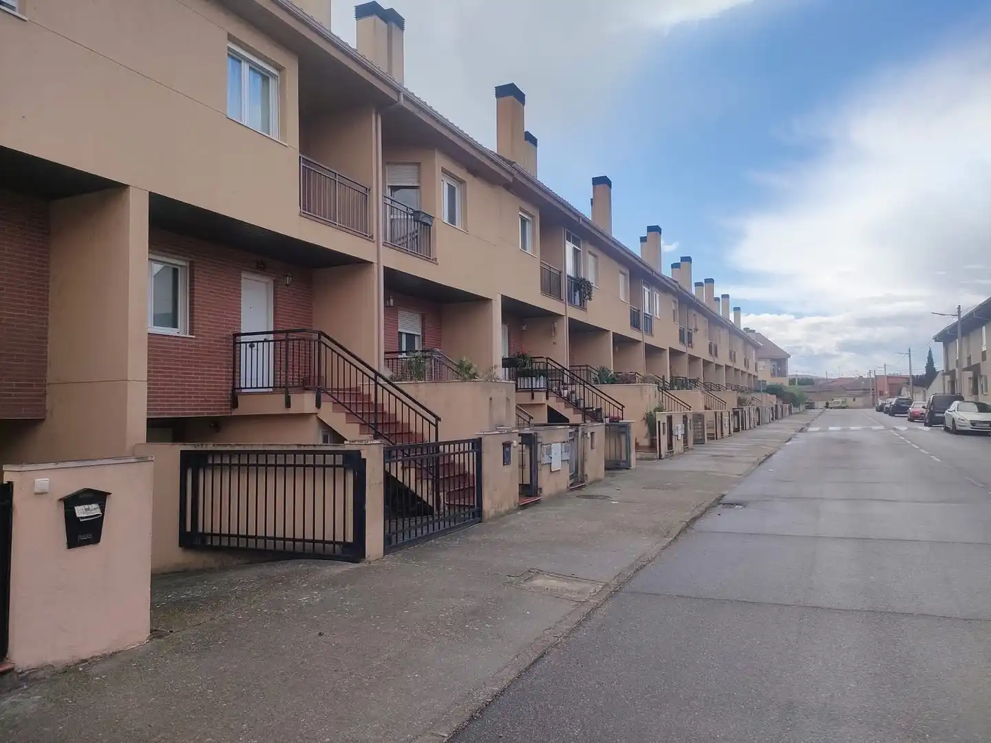 Vista exterior de Pis en venda en Monfarracinos amb Piscina i Balcó