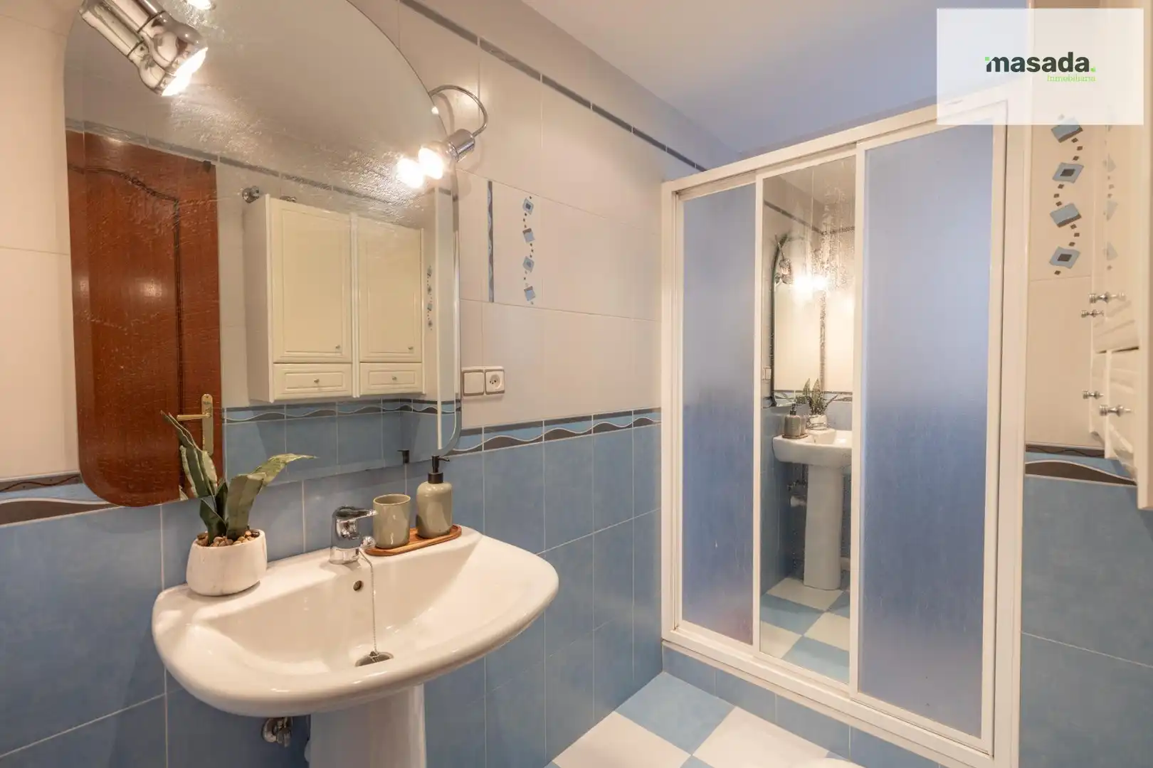 Baño de Piso en venta en Granada con Terraza y Amueblado