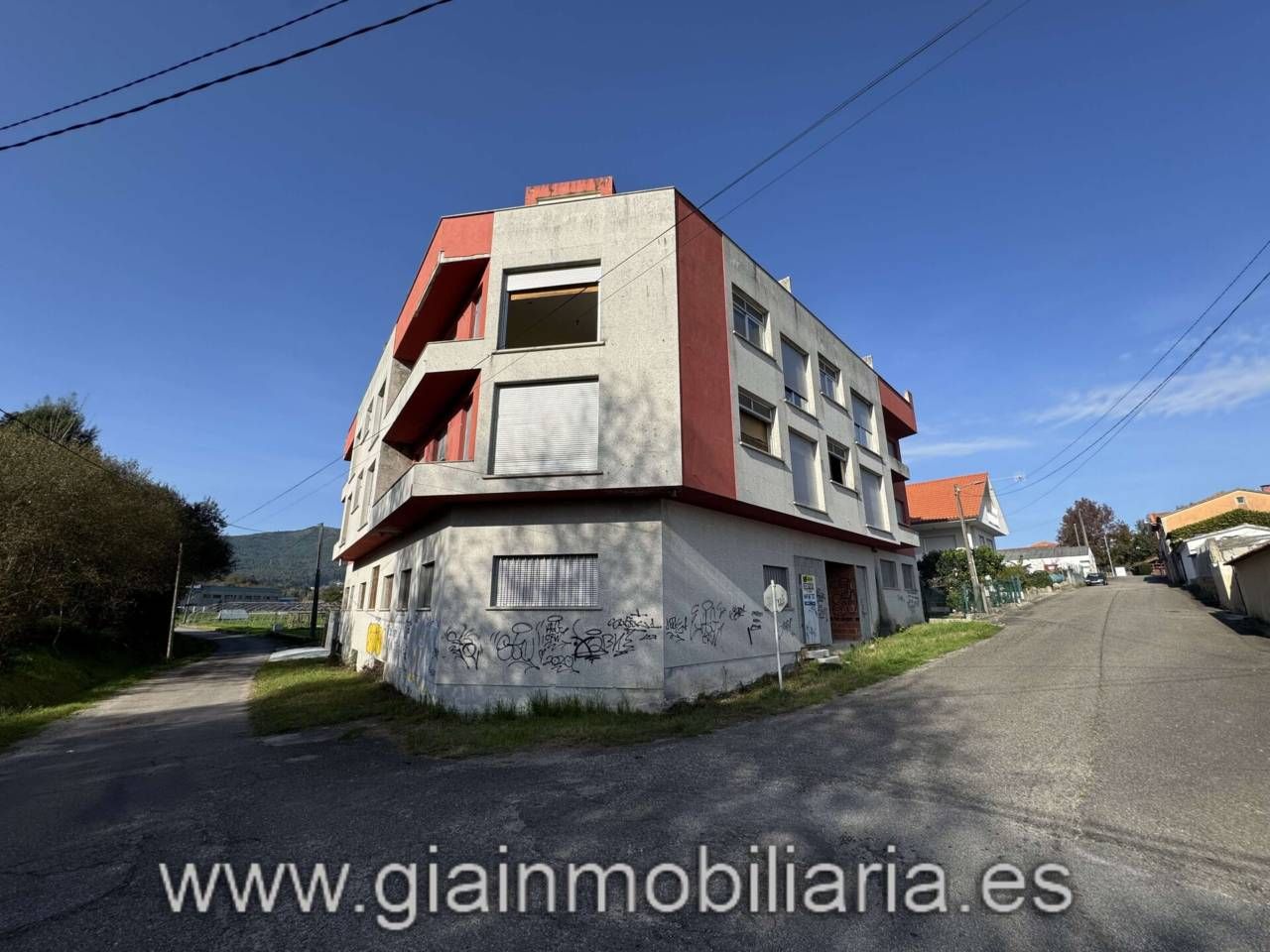Vista exterior de Edificio en venta en O Rosal  