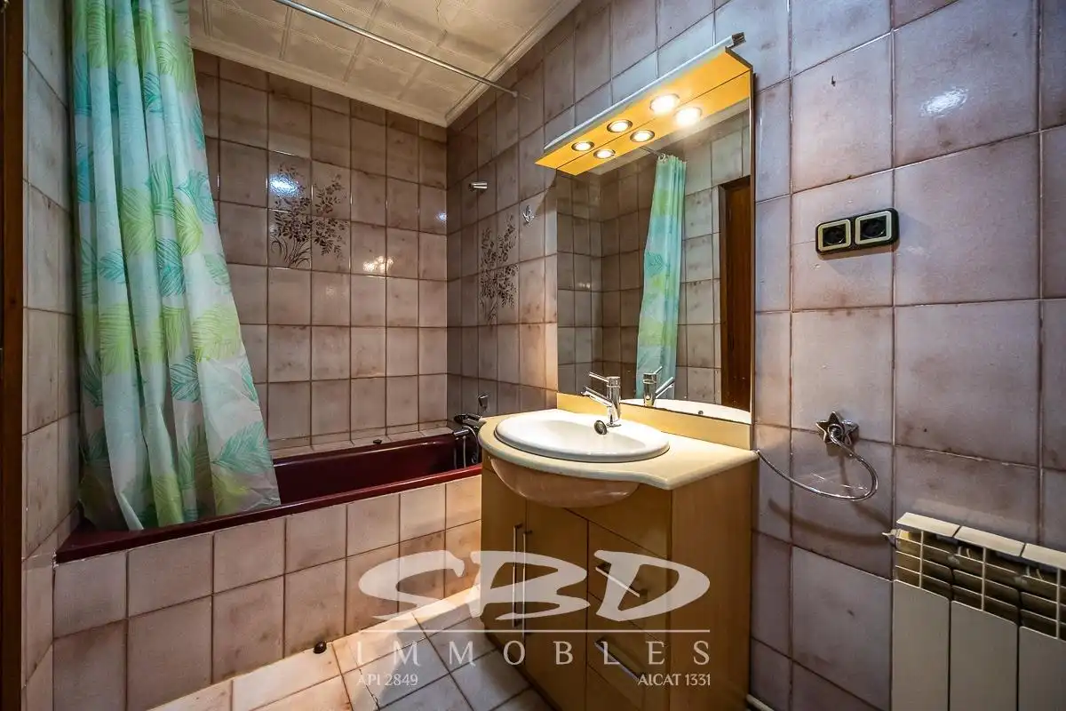 Baño de Ático en venta en Sabadell con Calefacción y Terraza