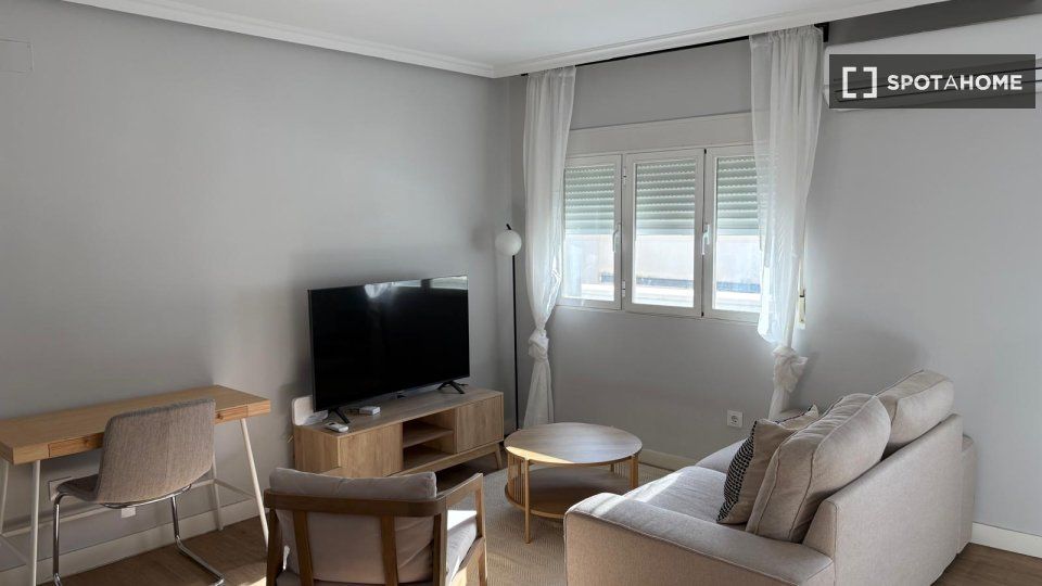 Living room of Flat to rent in  Madrid Capital  with Air Conditioner, Heating and Furnished