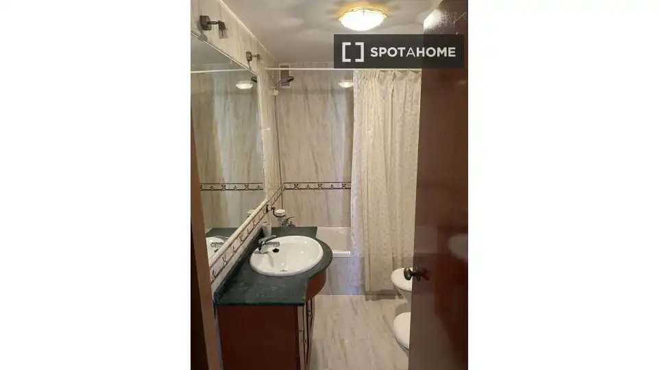 Bathroom of Flat for share in Almería  with Air Conditioner, Heating and Furnished