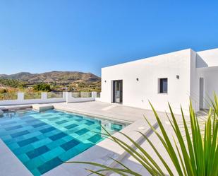 Vista exterior de Casa o xalet en venda en Vélez-Málaga amb Jardí privat i Piscina